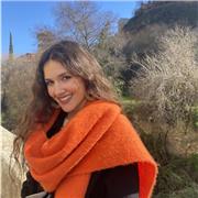 Doy clases particulares/ cuido niños. Tengo la carrera de Educación Primaria especializada en Audición y Lenguaje, por lo que podría reforzar esos aspectos del niño o niña.